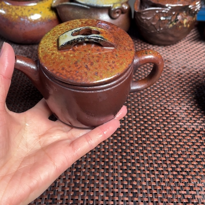 紫砂茶杯中汉瓦壶