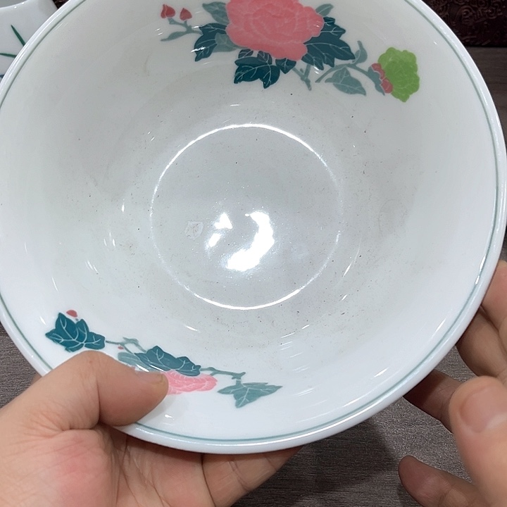 釉下五彩的八寸菜碗