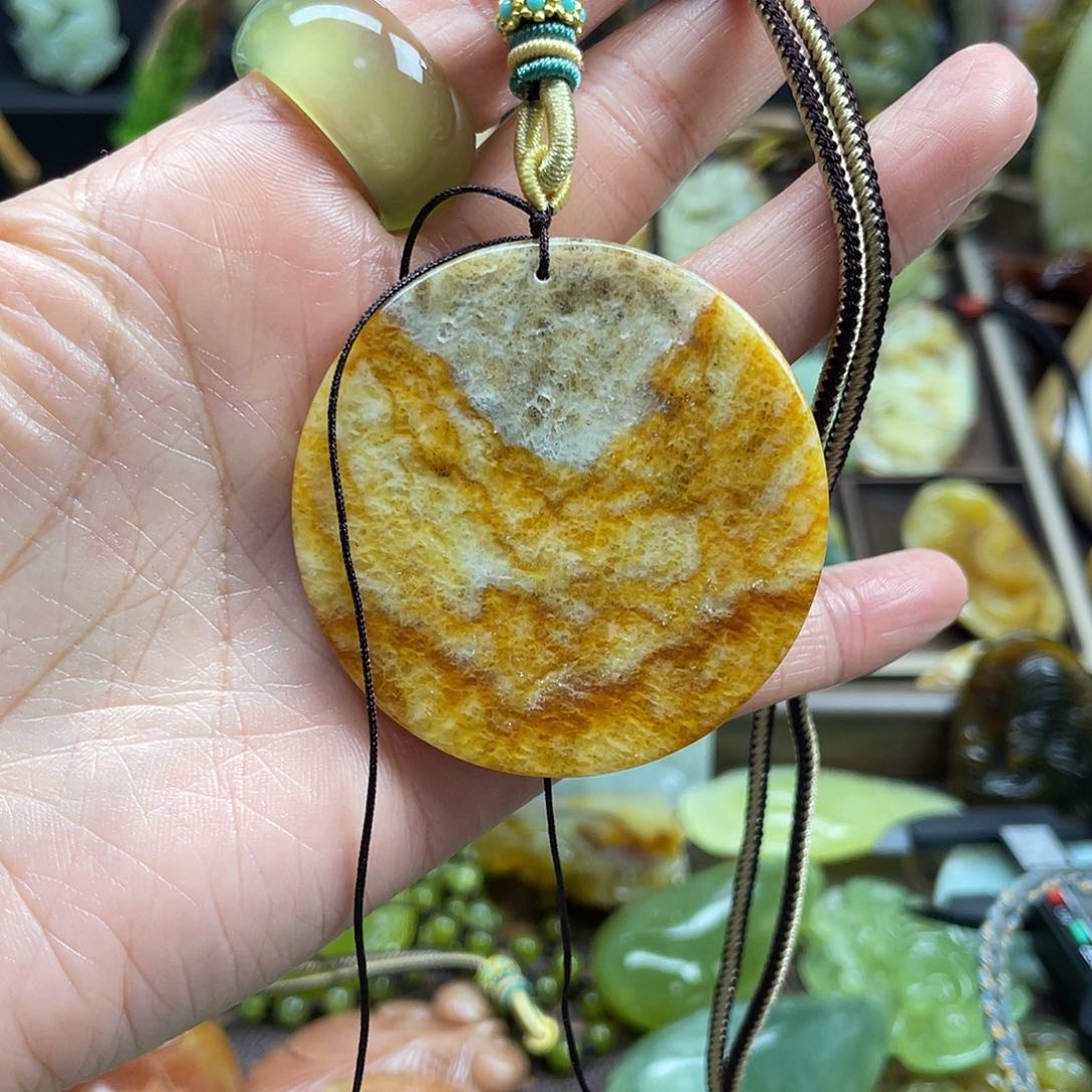 蛇纹石玉颈饰未镶嵌花玉牌子