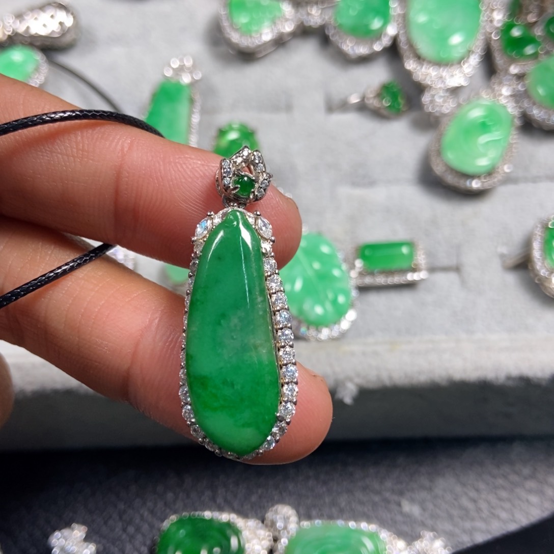 翡翠颈饰未镶嵌福瓜