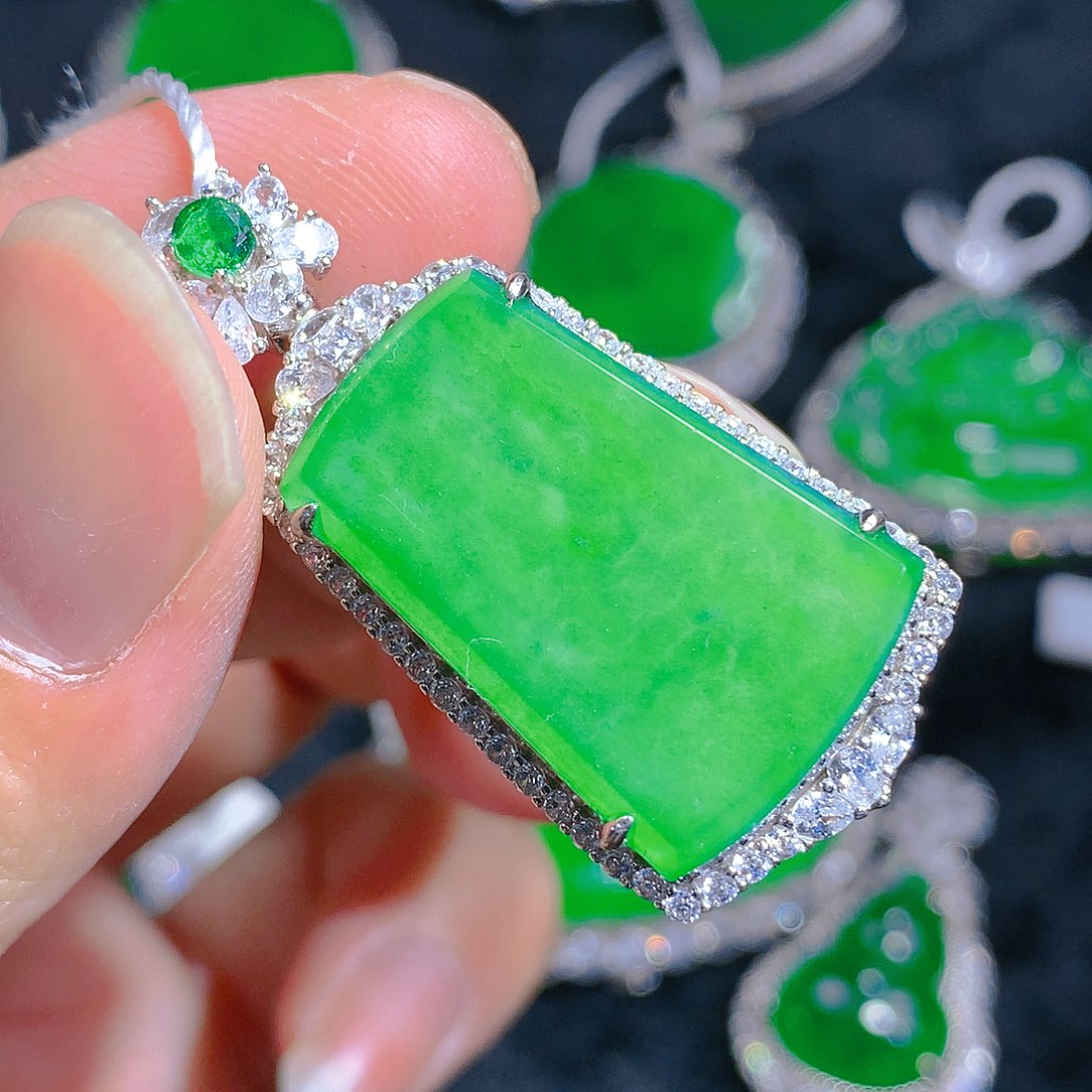 翡翠颈饰银S925镶嵌吊坠