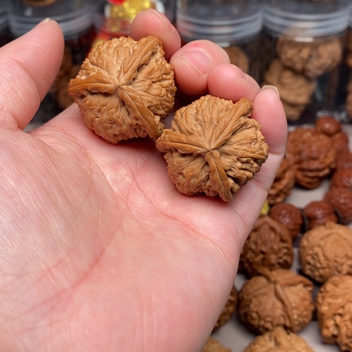 文玩核桃吊坠白奔