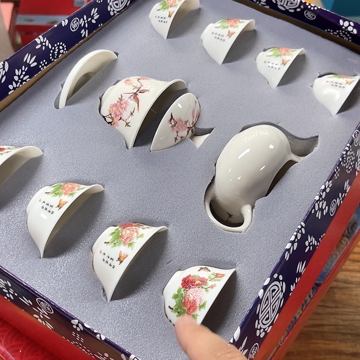 孤品茶具套装等。      