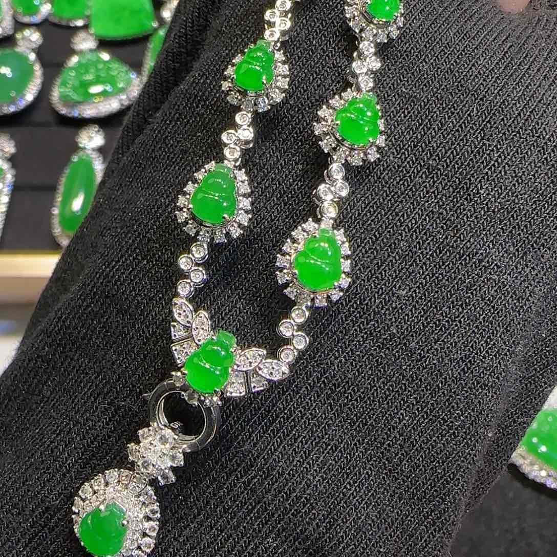 翡翠18K金镶嵌颈饰葫芦