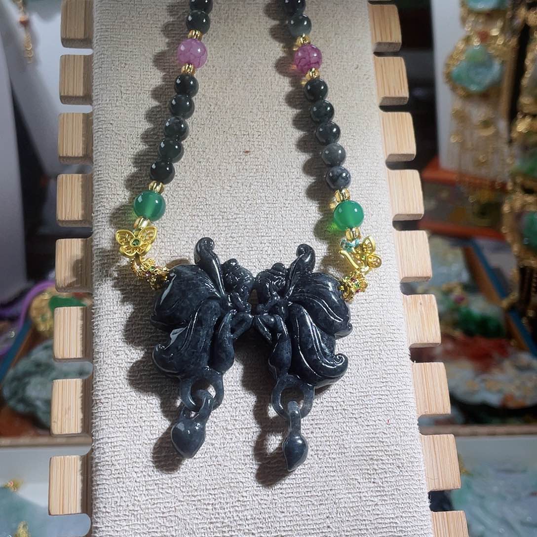 翡翠颈饰未镶嵌翡翠乌鸡双面雕天使翅膀