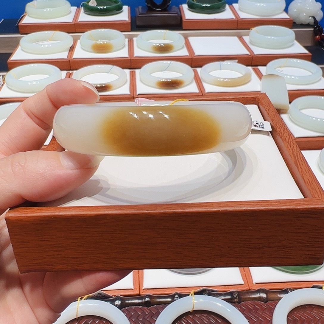 和田玉未镶嵌手镯