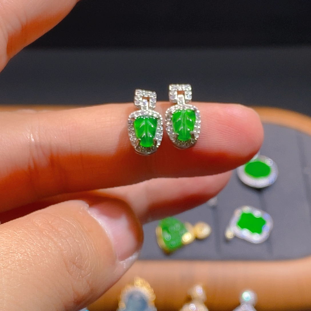 翡翠耳饰未镶嵌        