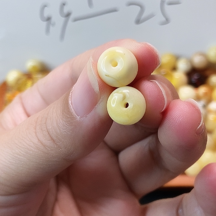 琥珀未镶嵌颈饰天然蜜蜡