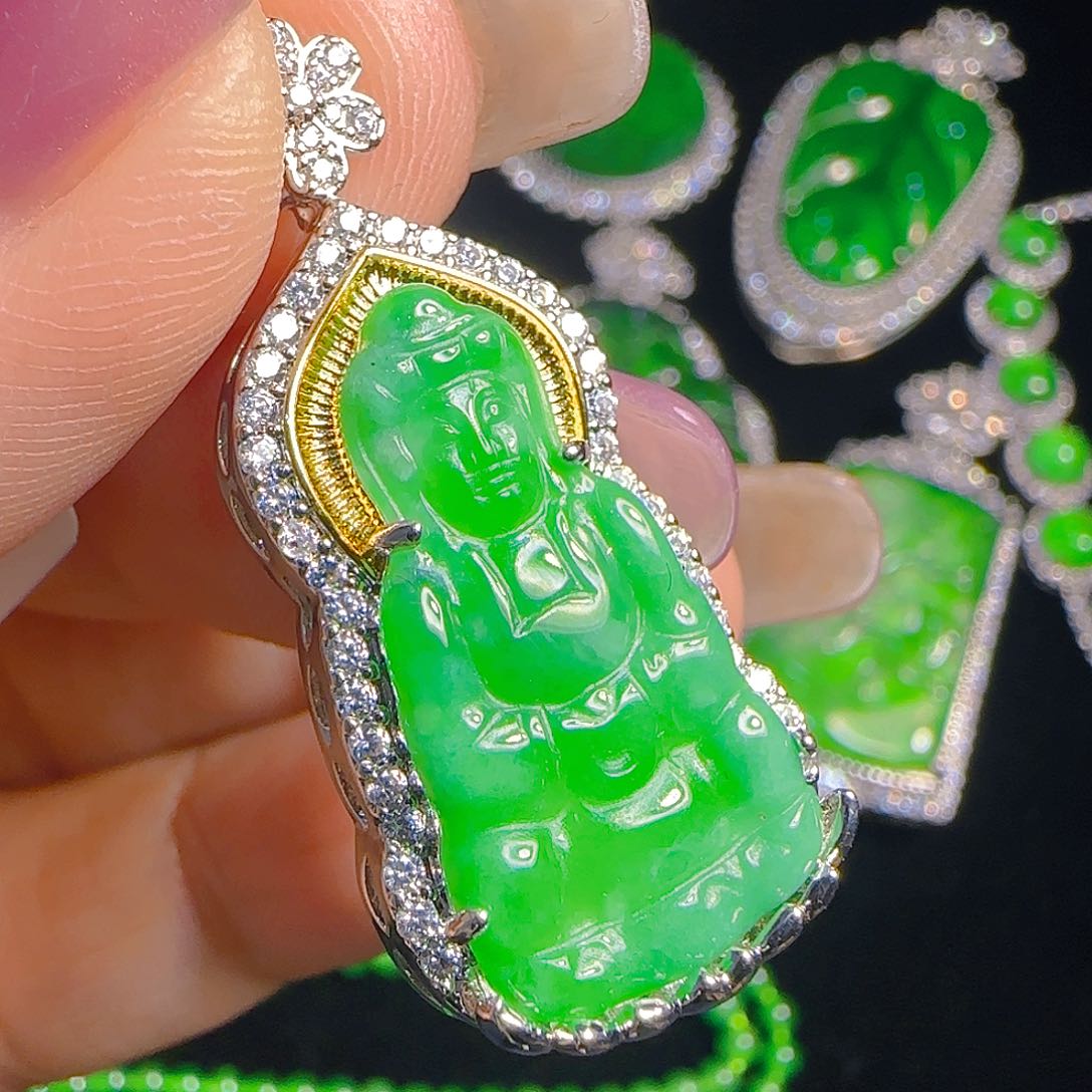 翡翠吊坠(赠链)未镶嵌