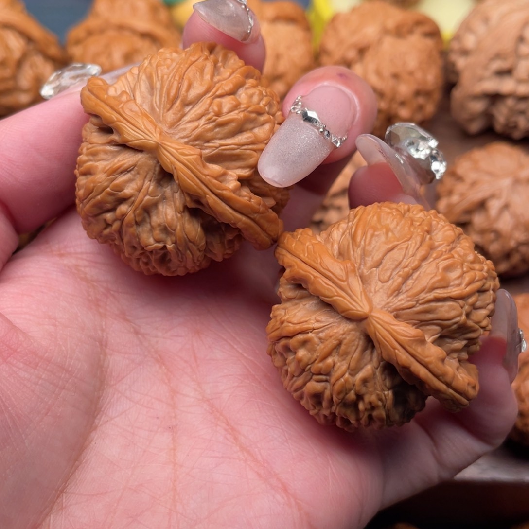 文玩核桃吊坠红皮白狮子41