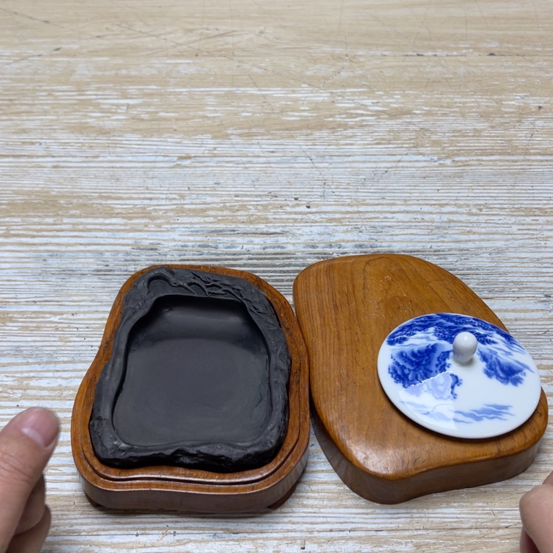 瓷片密密麻麻地排列着一个