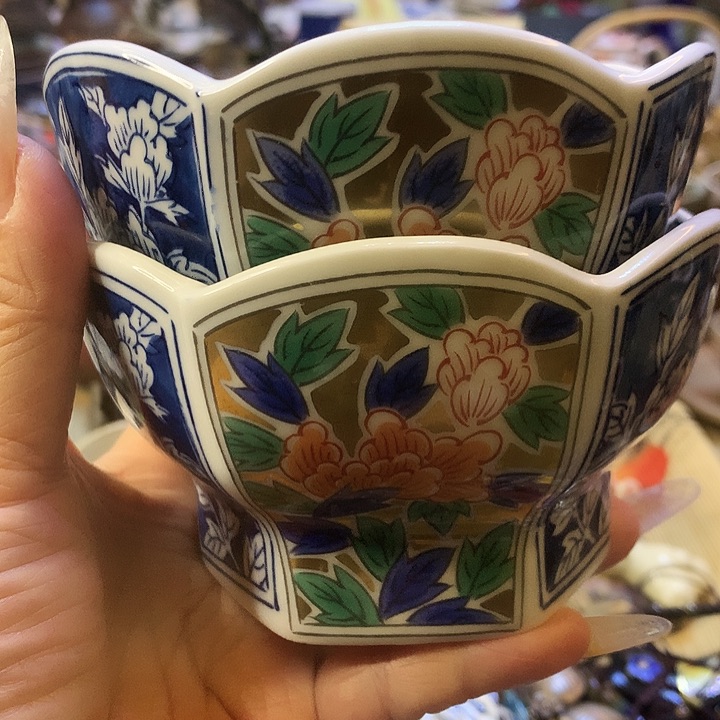 器物的色彩搭配起来很漂亮