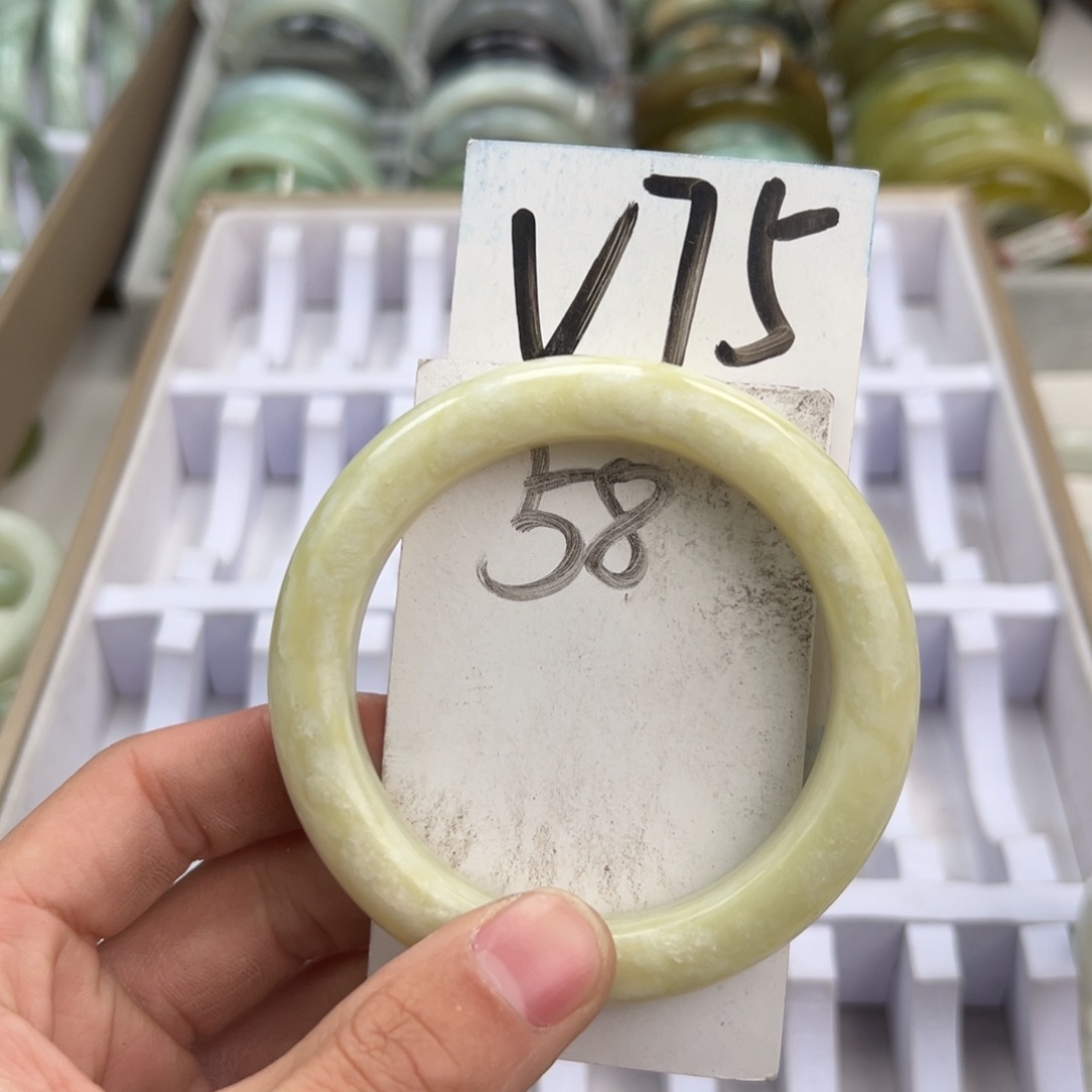 岫玉手镯未镶嵌天然岫玉微瑕，可以正常佩戴