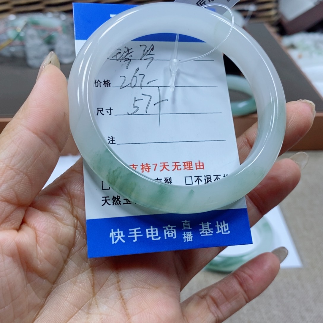 琴***琴石英岩玉手镯未镶嵌