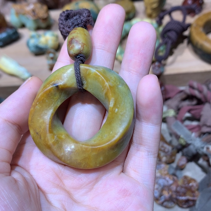 未镶嵌岫岩河磨玉（透闪石质玉）挂件