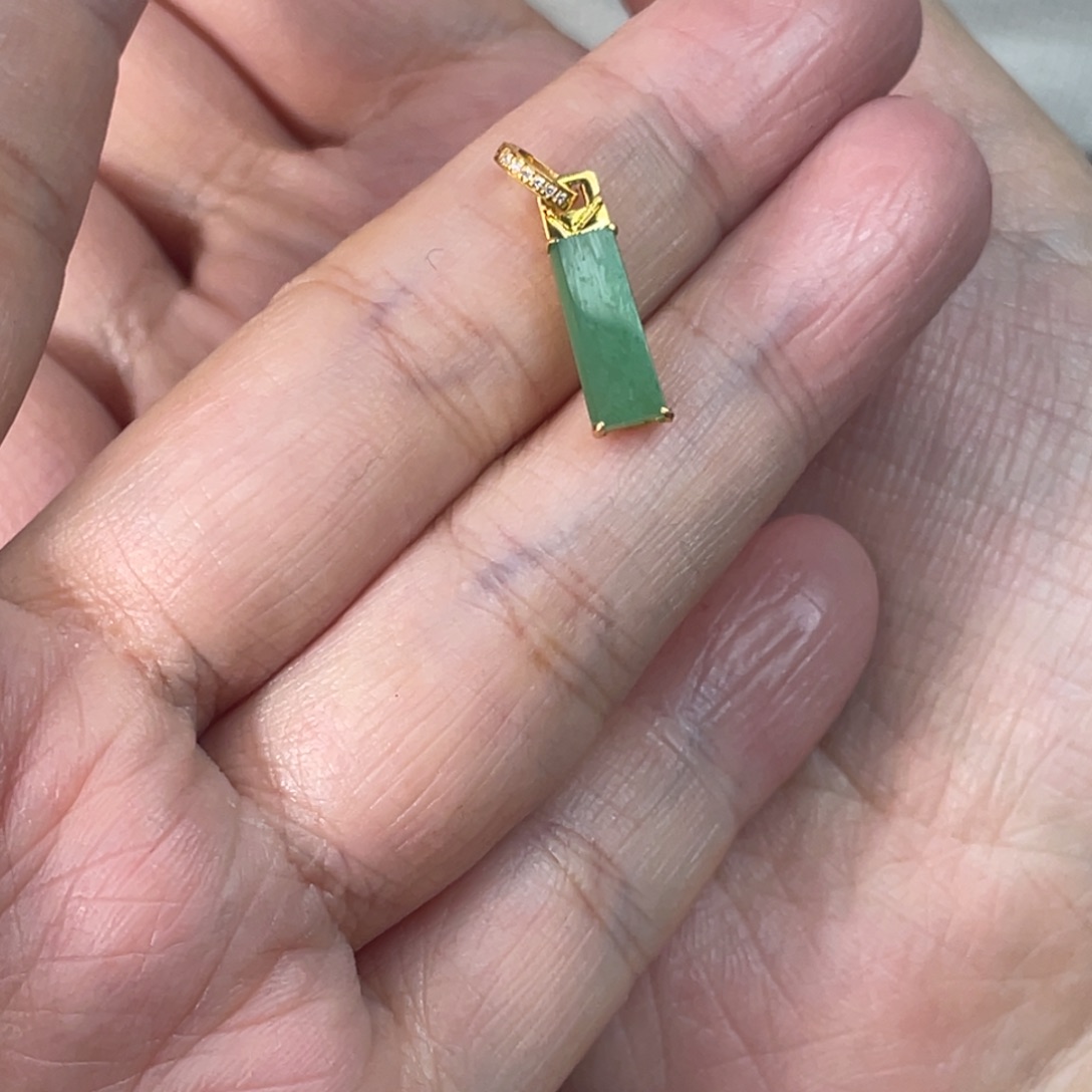 光****翡翠18K金镶嵌颈饰牌