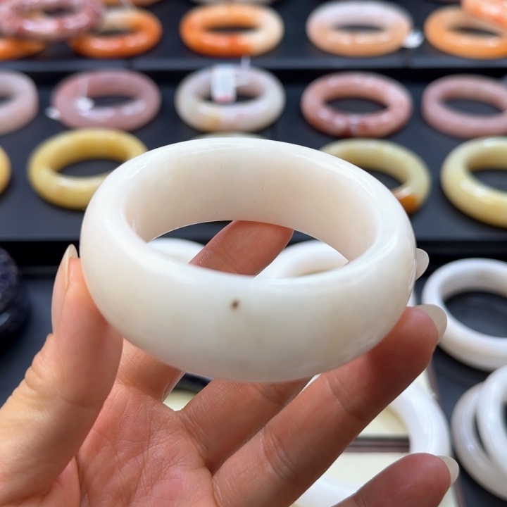 石英质玉手镯未镶嵌