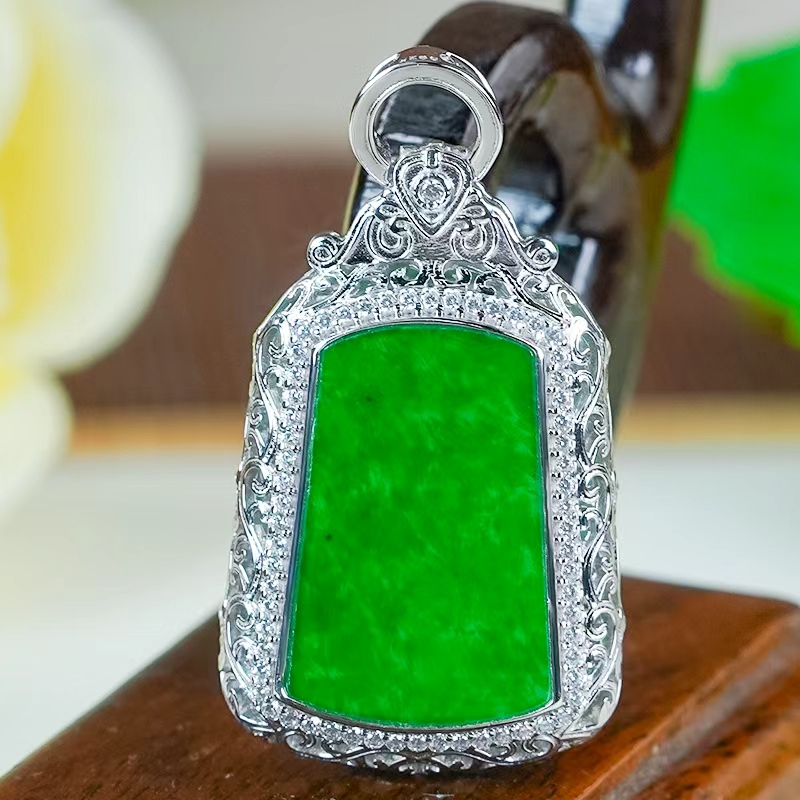 天然翡翠玉坠A货银镶嵌精致大气豪镶辣阳绿无事牌吊坠