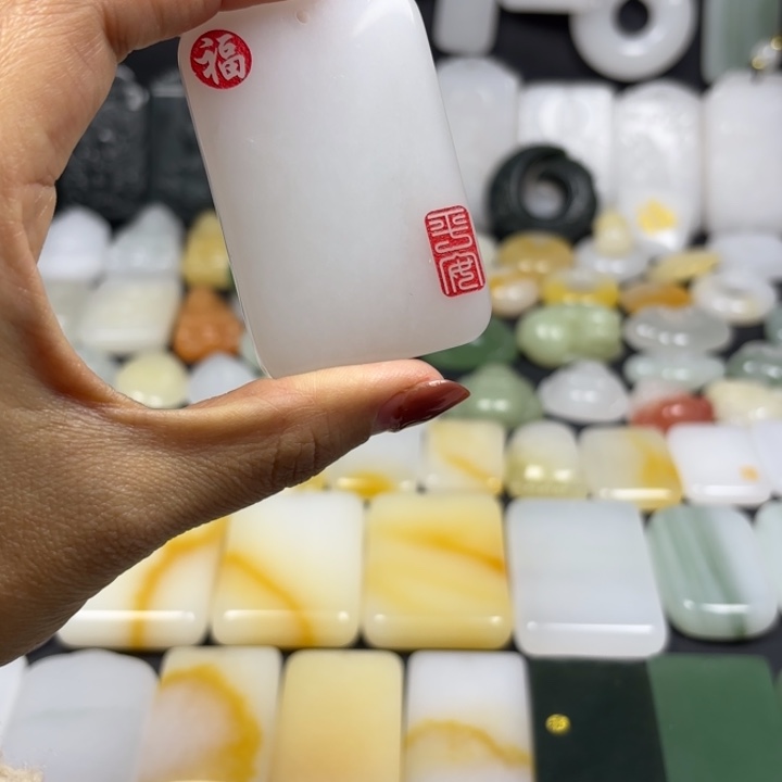 喜***檬石英质玉（金丝玉）未镶嵌颈饰