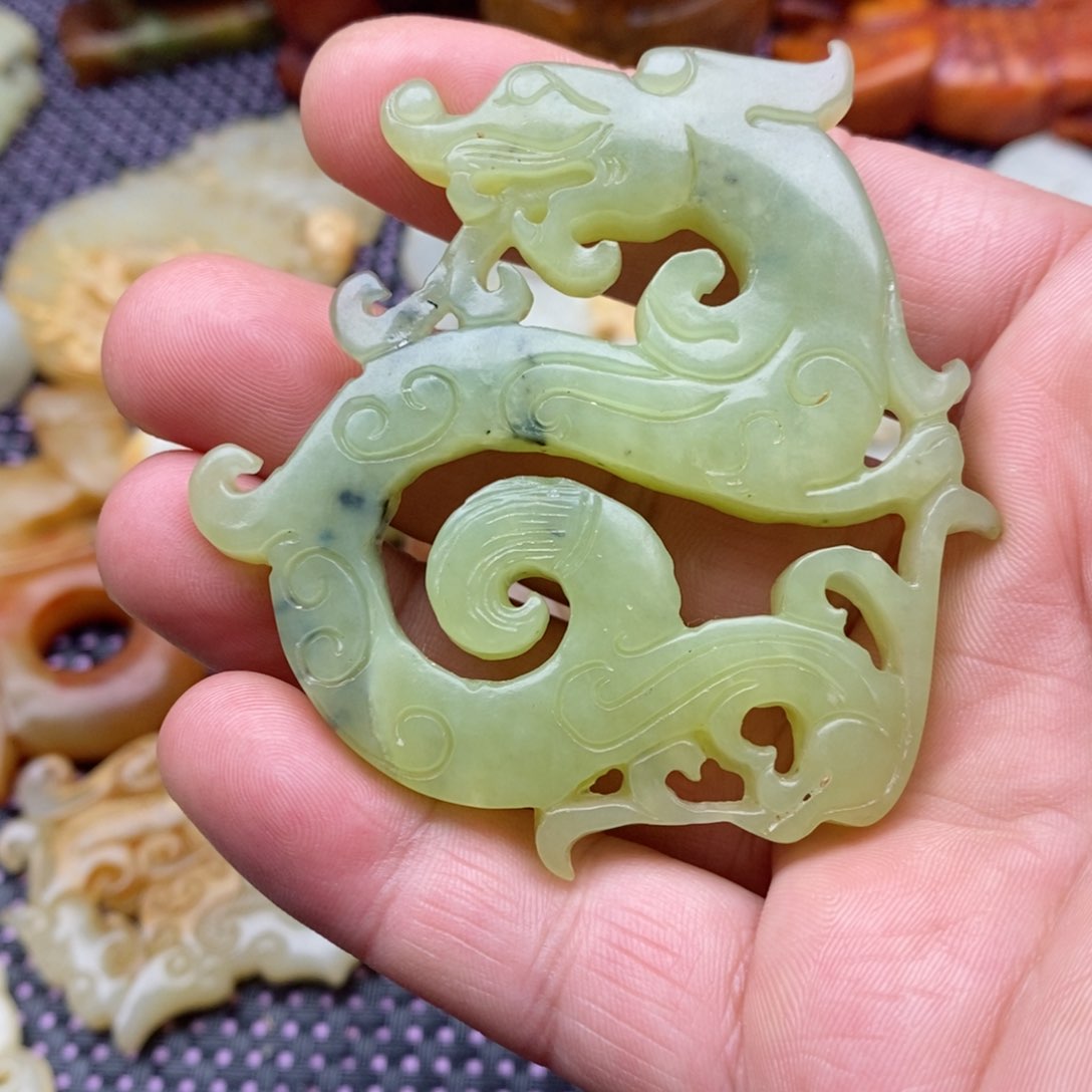 蛇纹石玉颈饰未镶嵌