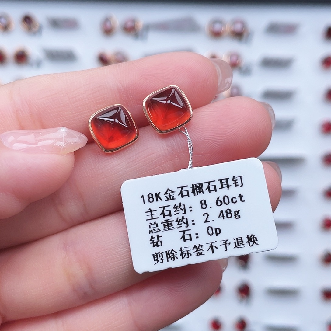 18K金镶嵌耳饰石榴石