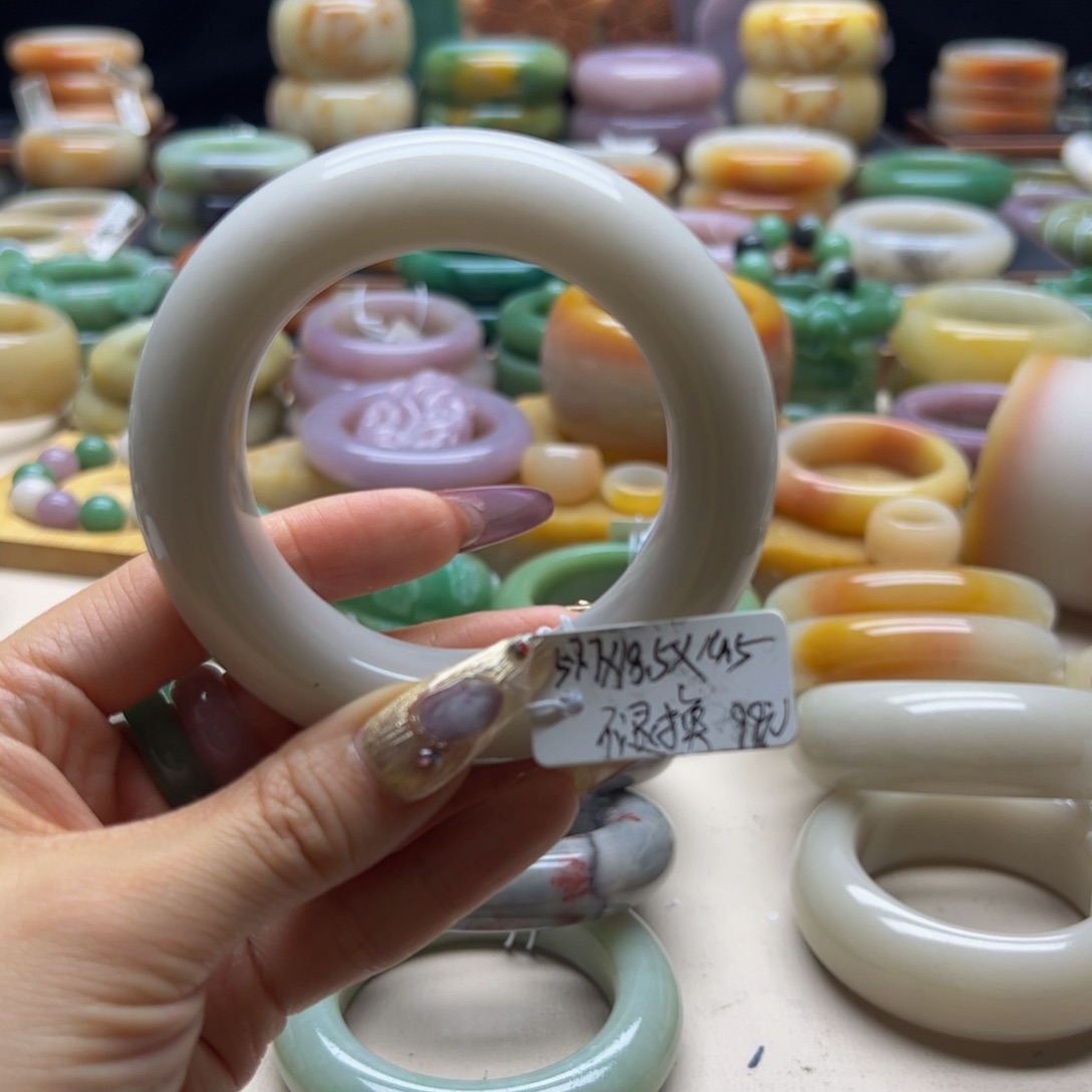 石英质玉手镯未镶嵌小****河