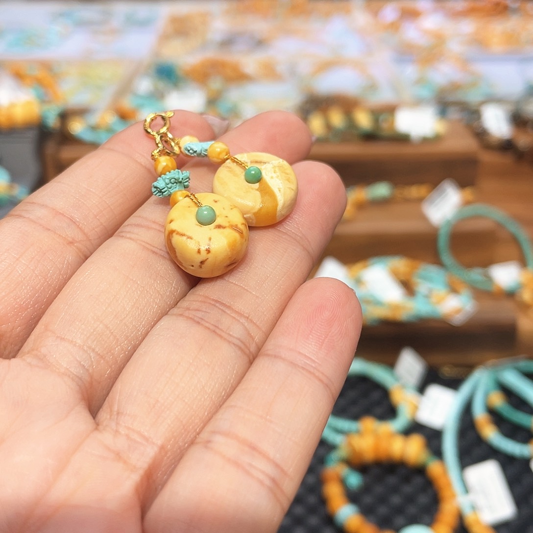 琥珀裸石未镶嵌多样发其一