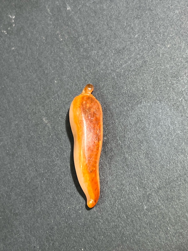 新疆和田籽玉《交好运》正面保留整张枣红皮 毛孔清晰可见 玉质油润