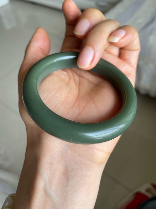 精品新疆和田玉沙枣青手镯 留皮油性佳细度好沉稳内敛54圈口