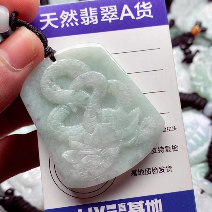 翡翠挂件未镶嵌翡翠