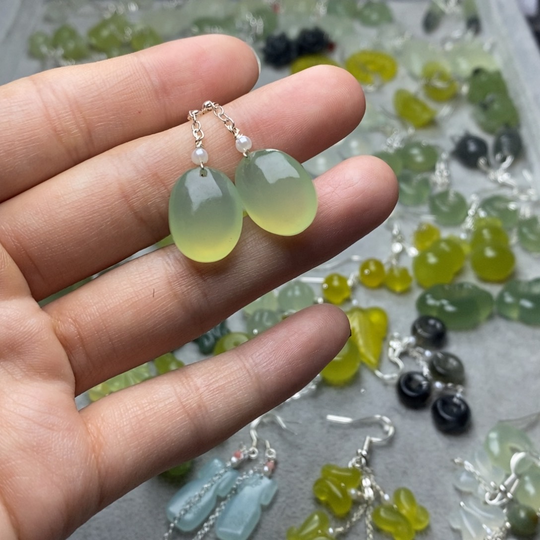 蛇纹石玉未镶嵌耳饰