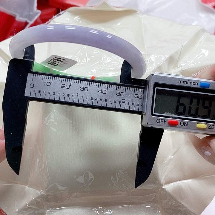 翡翠手镯未镶嵌49。    