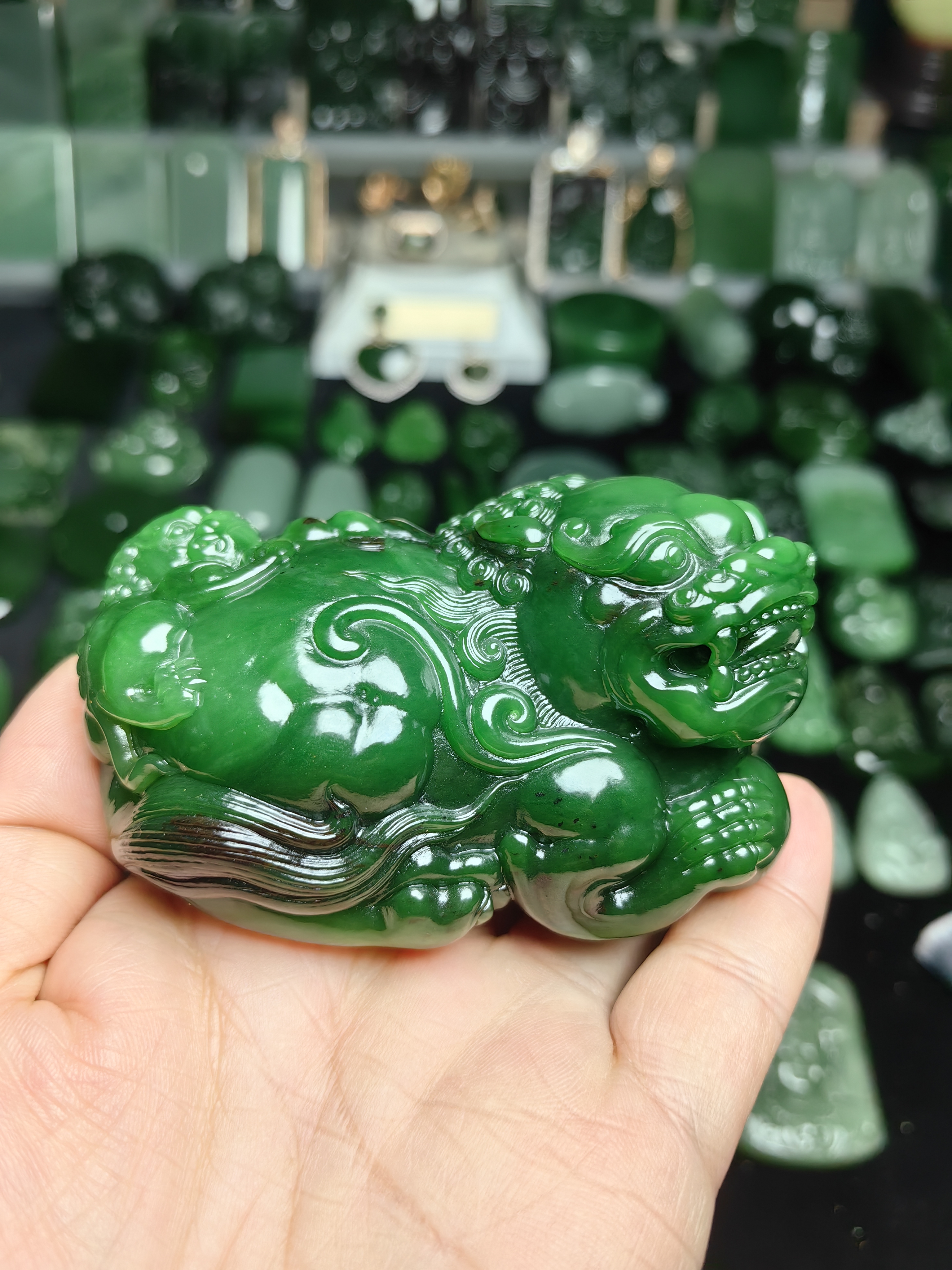 和田玉碧玉俄碧红皮老料狮子把件