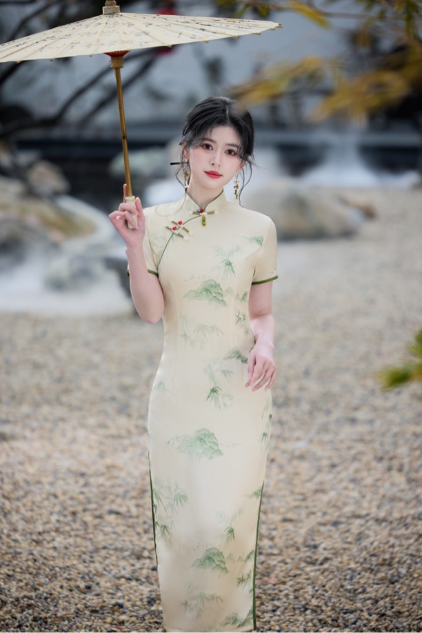 575 年轻款复古山水画挂坠《梨落》旗袍