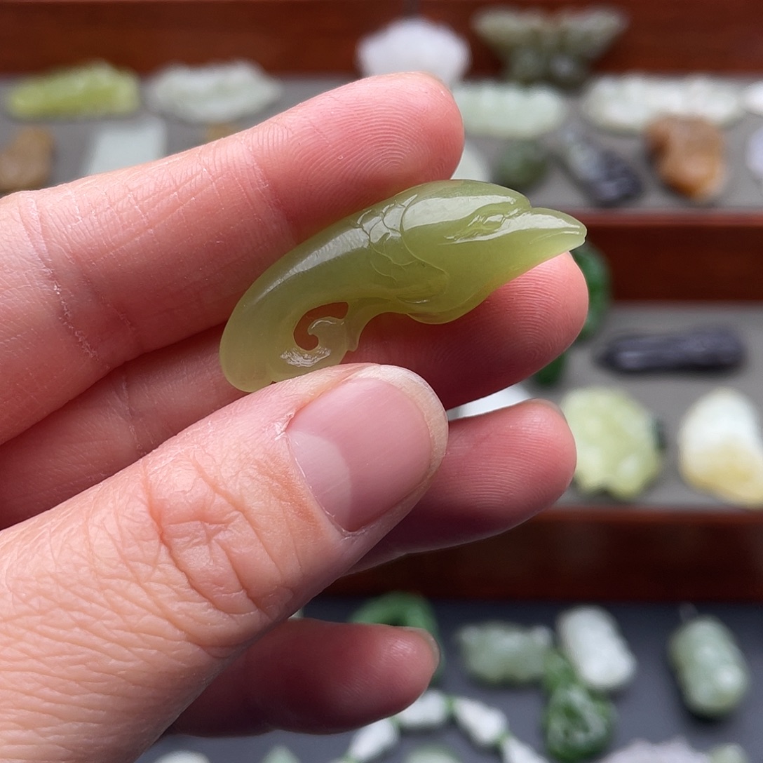 和田玉未镶嵌颈饰黄口小海豚吊坠