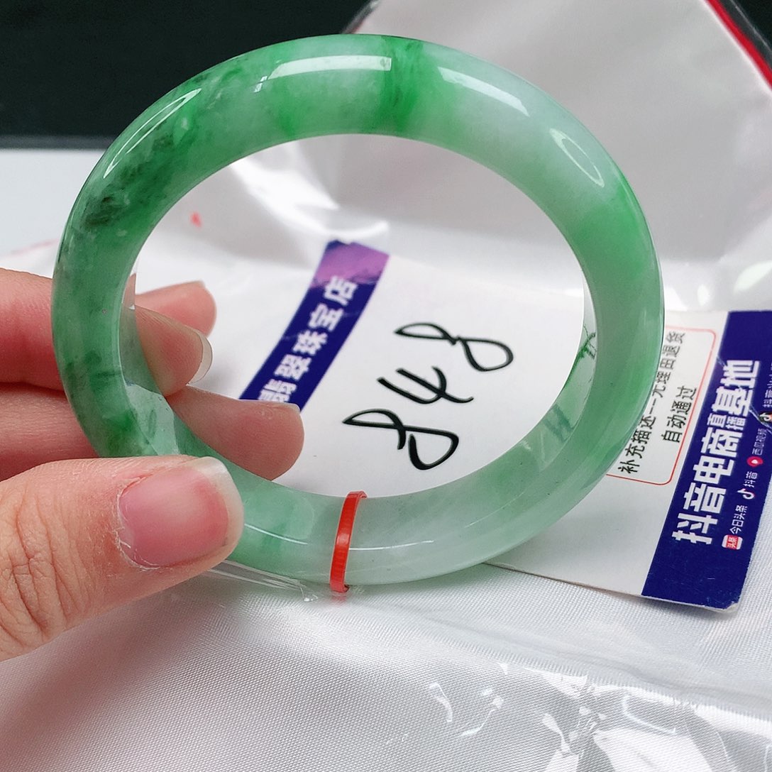 翡翠手镯未镶嵌翡翠