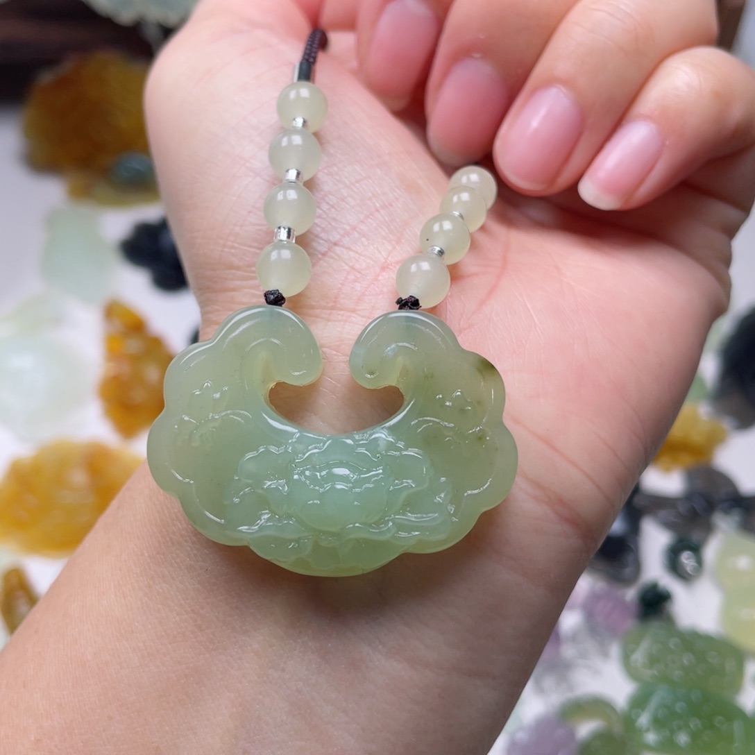 蛇纹石玉颈饰未镶嵌