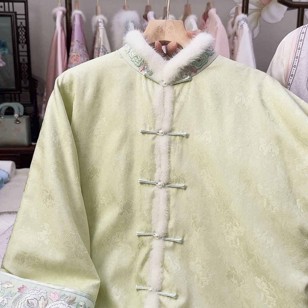 14.浅绿色国色天香底纹棉服上衣