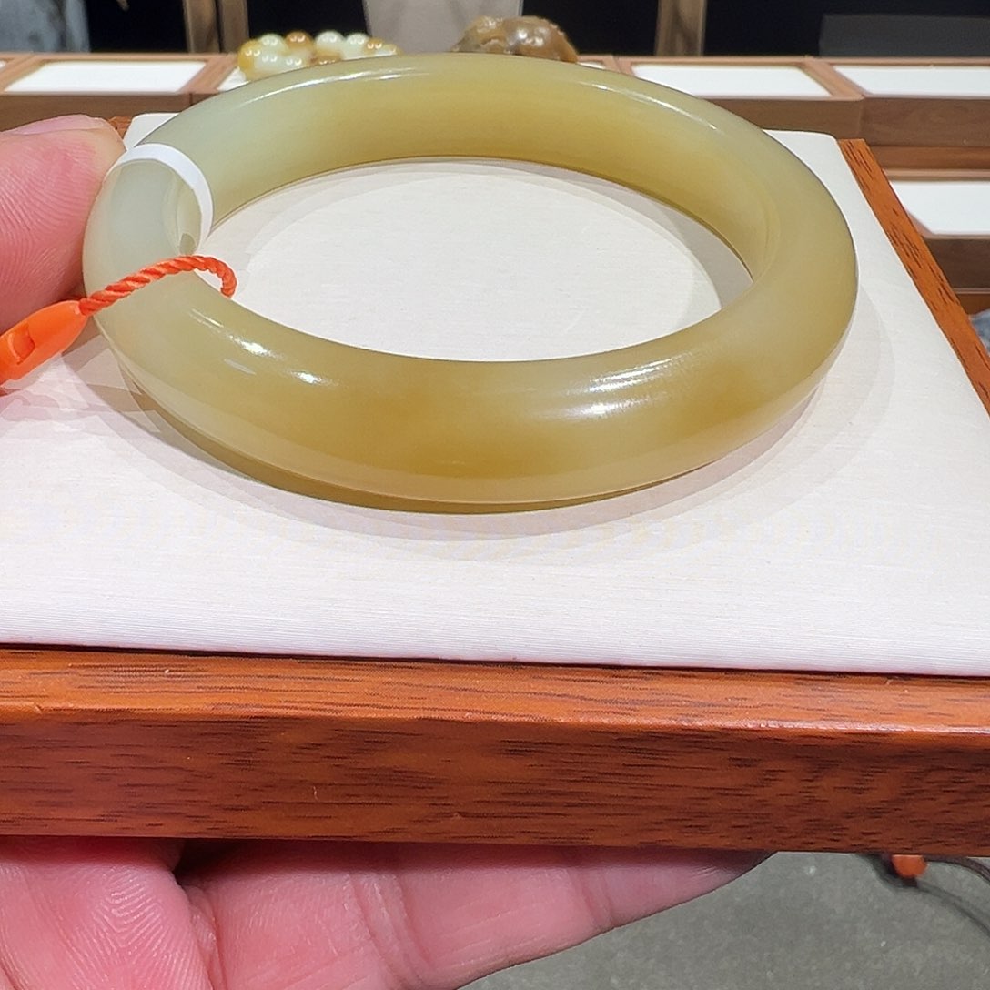 和田玉手镯未镶嵌