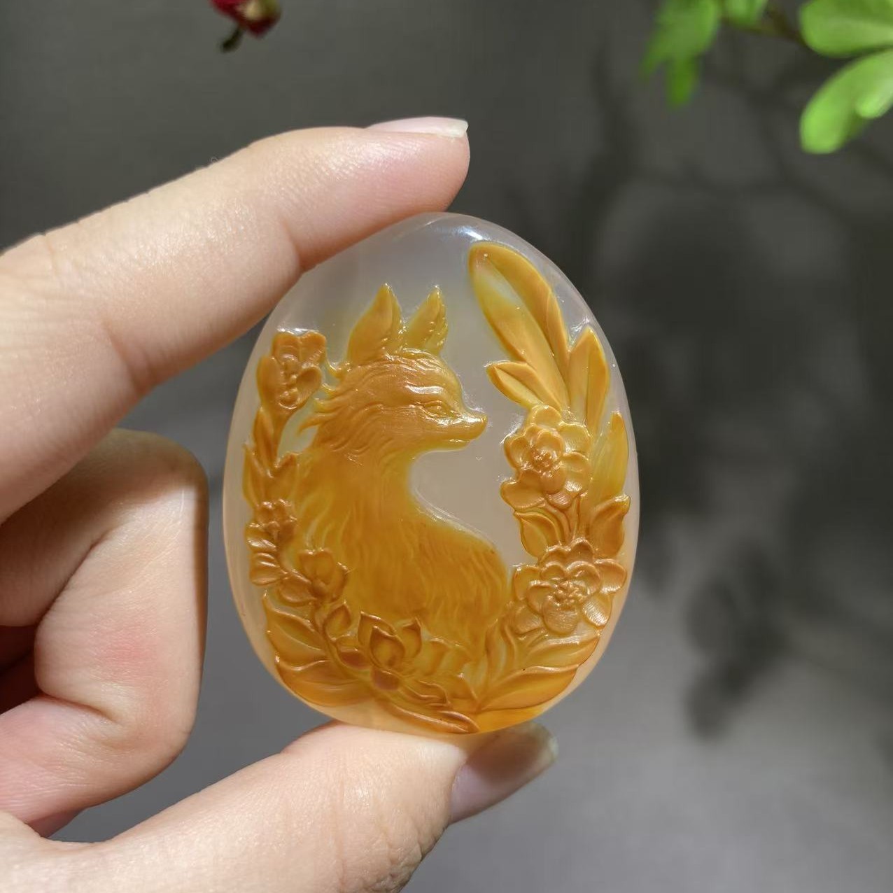 玛瑙俏色金狐款式吊坠