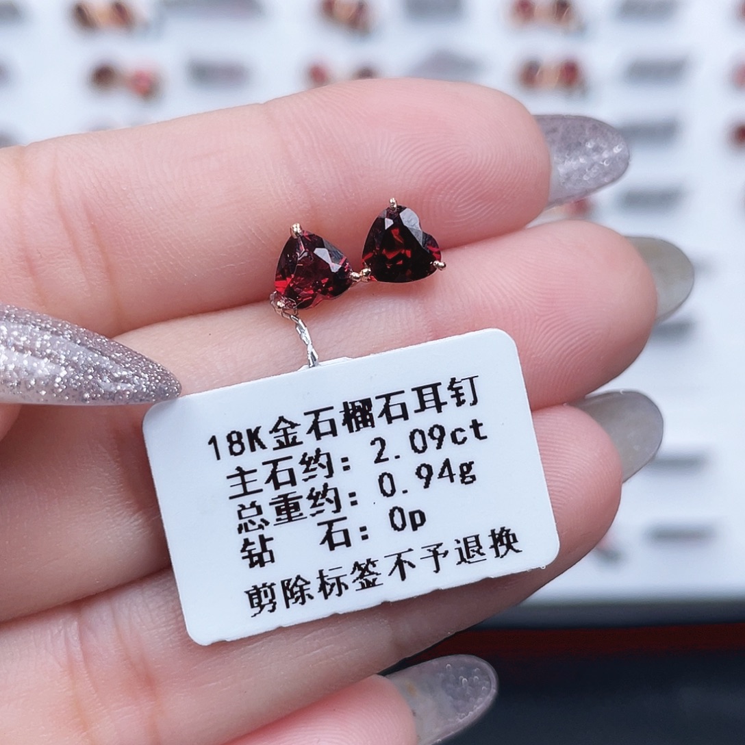 18K金镶嵌耳饰石榴石