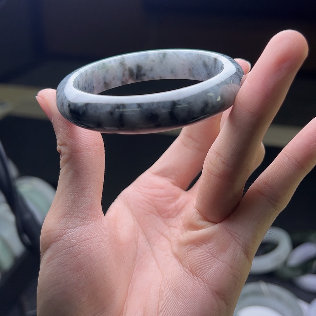 未镶嵌手镯翡翠像飘花的乌鸡 56
