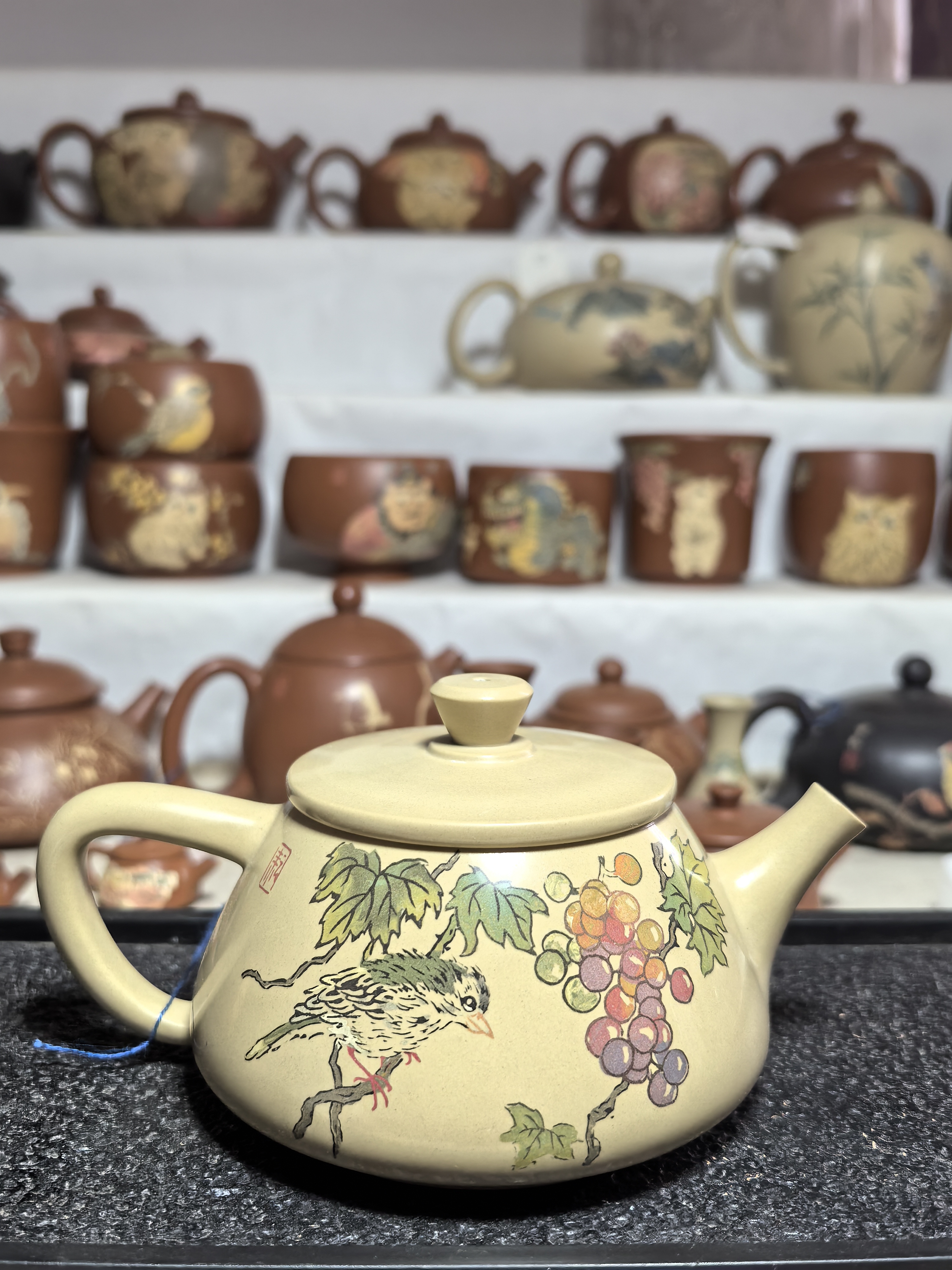 建水紫陶多道阴刻阳填亮光白泥壶