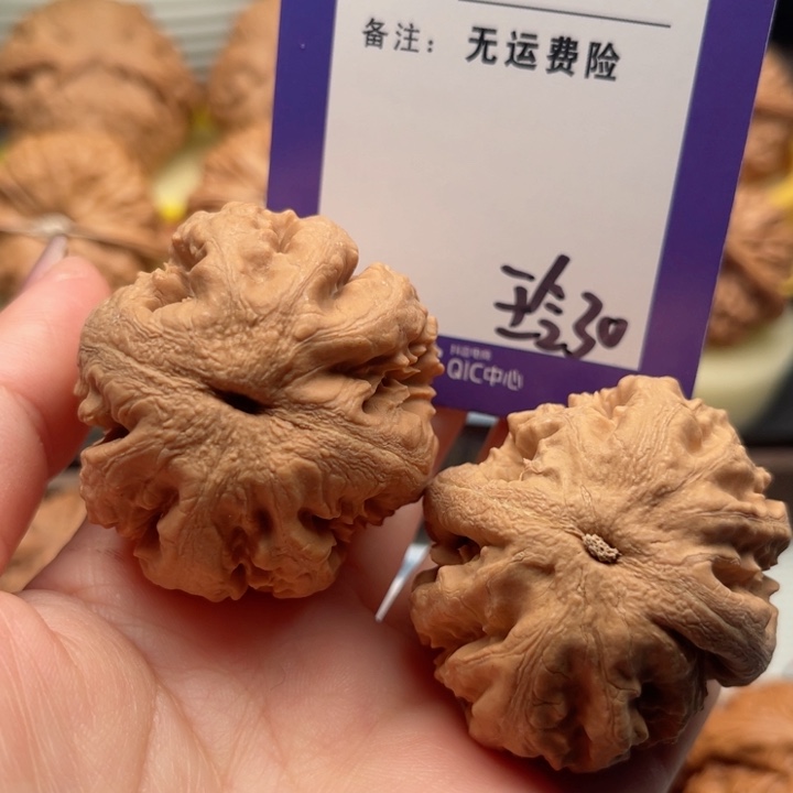 吊坠文玩核桃因****容文玩核桃30