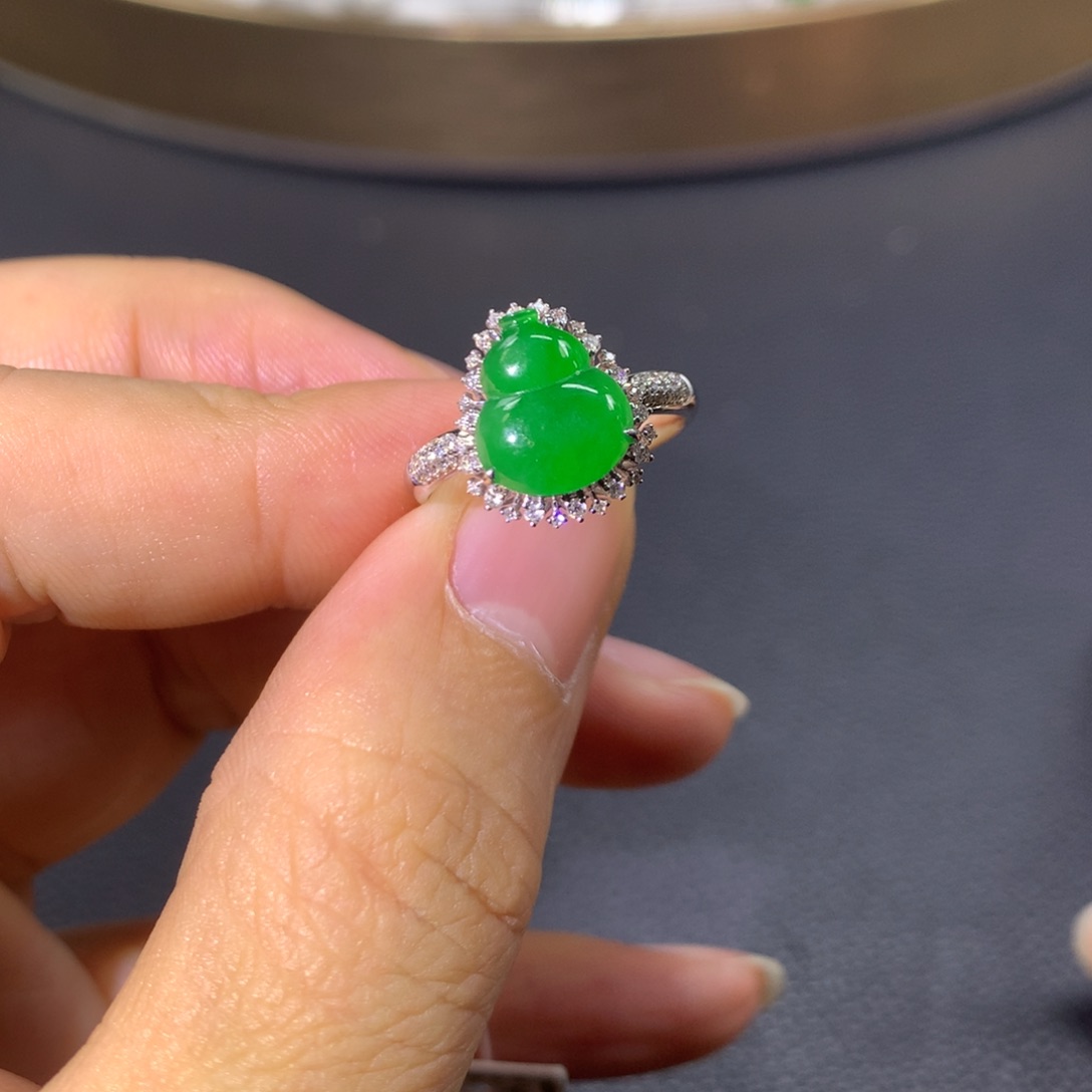 翡翠戒指18K金镶嵌翡翠