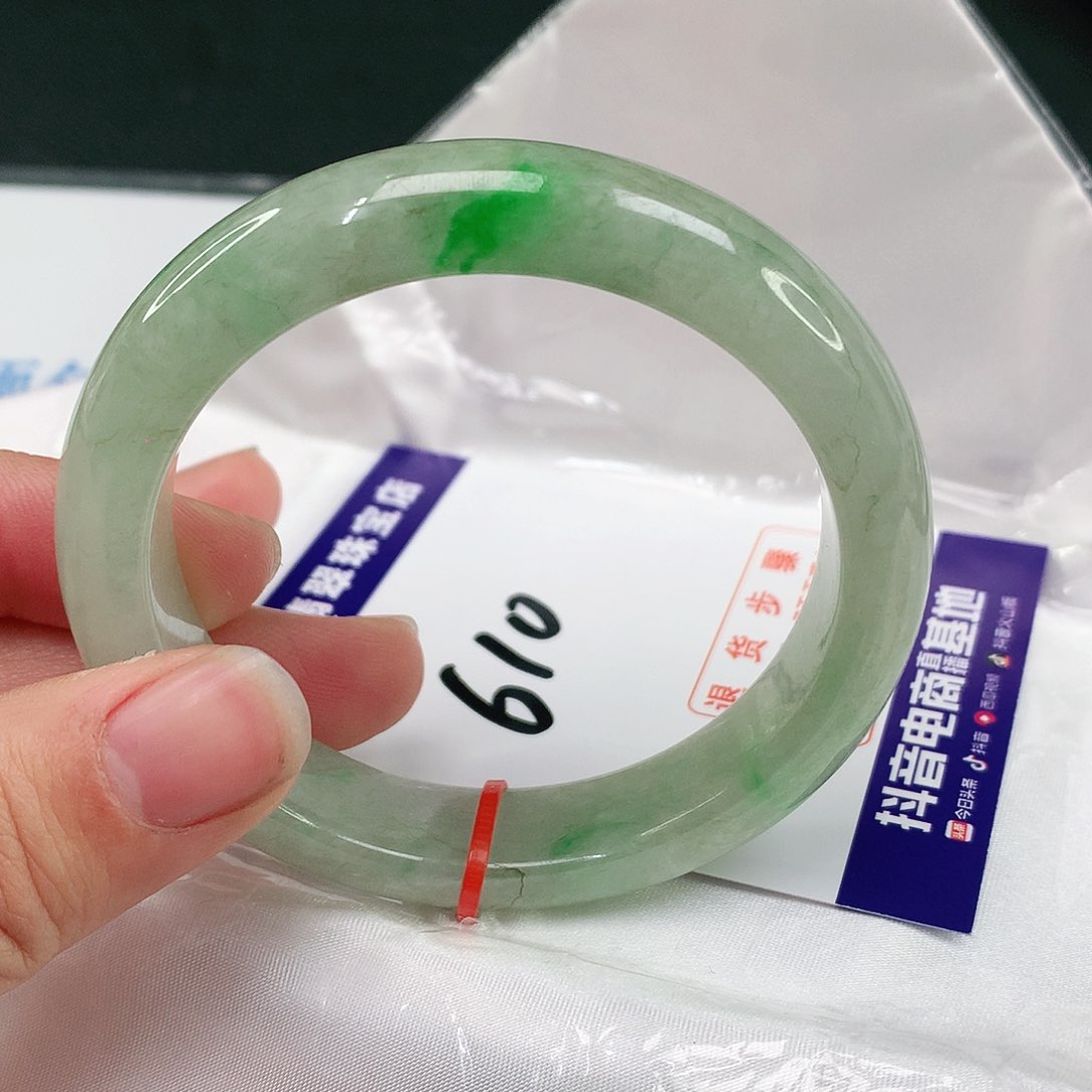 翡翠手镯未镶嵌翡翠