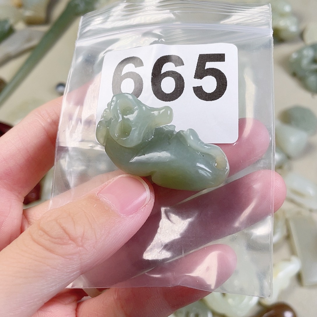 颈饰未镶嵌和田玉（糖玉）
