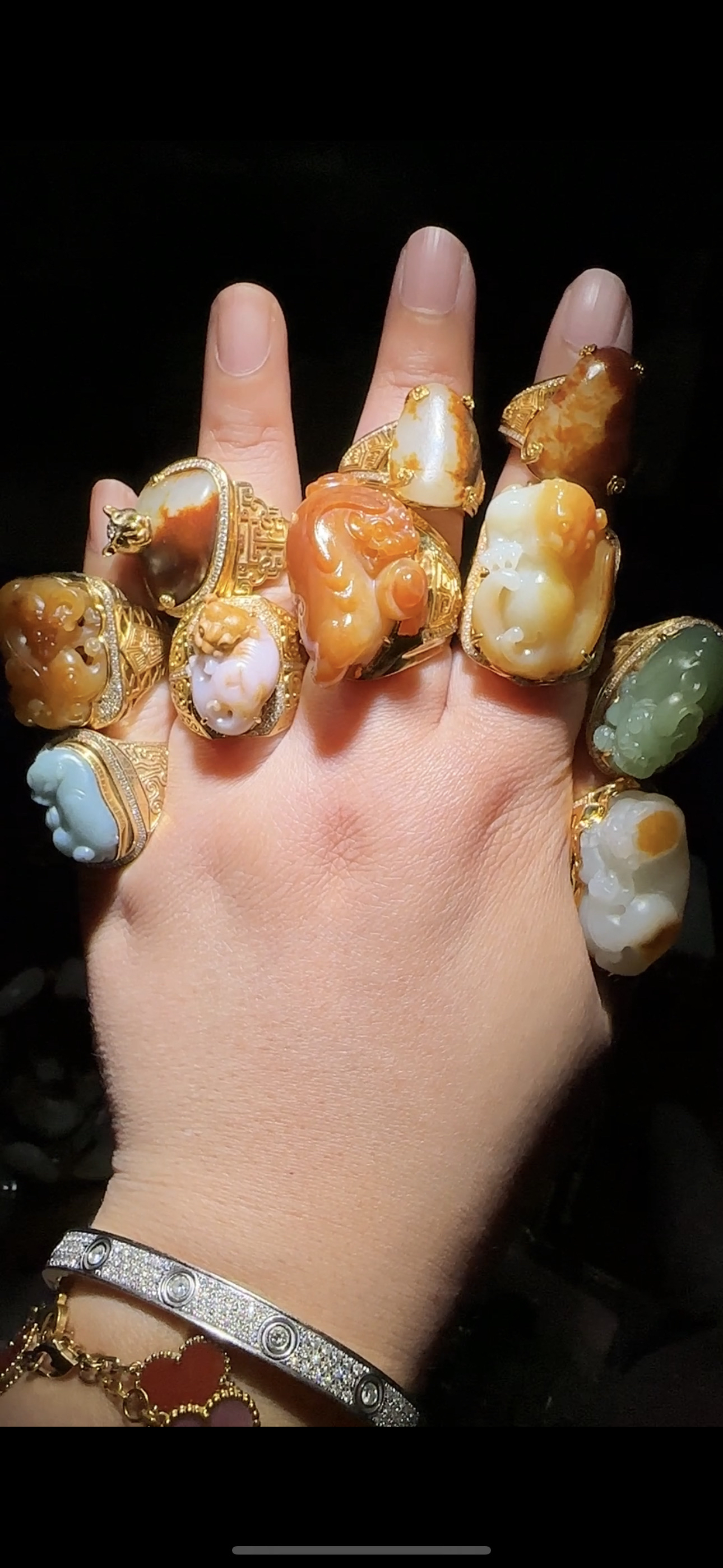 和田玉戒指 五彩斑斓