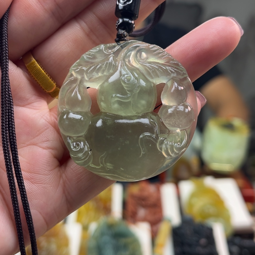 蛇纹石玉未镶嵌颈饰挂件