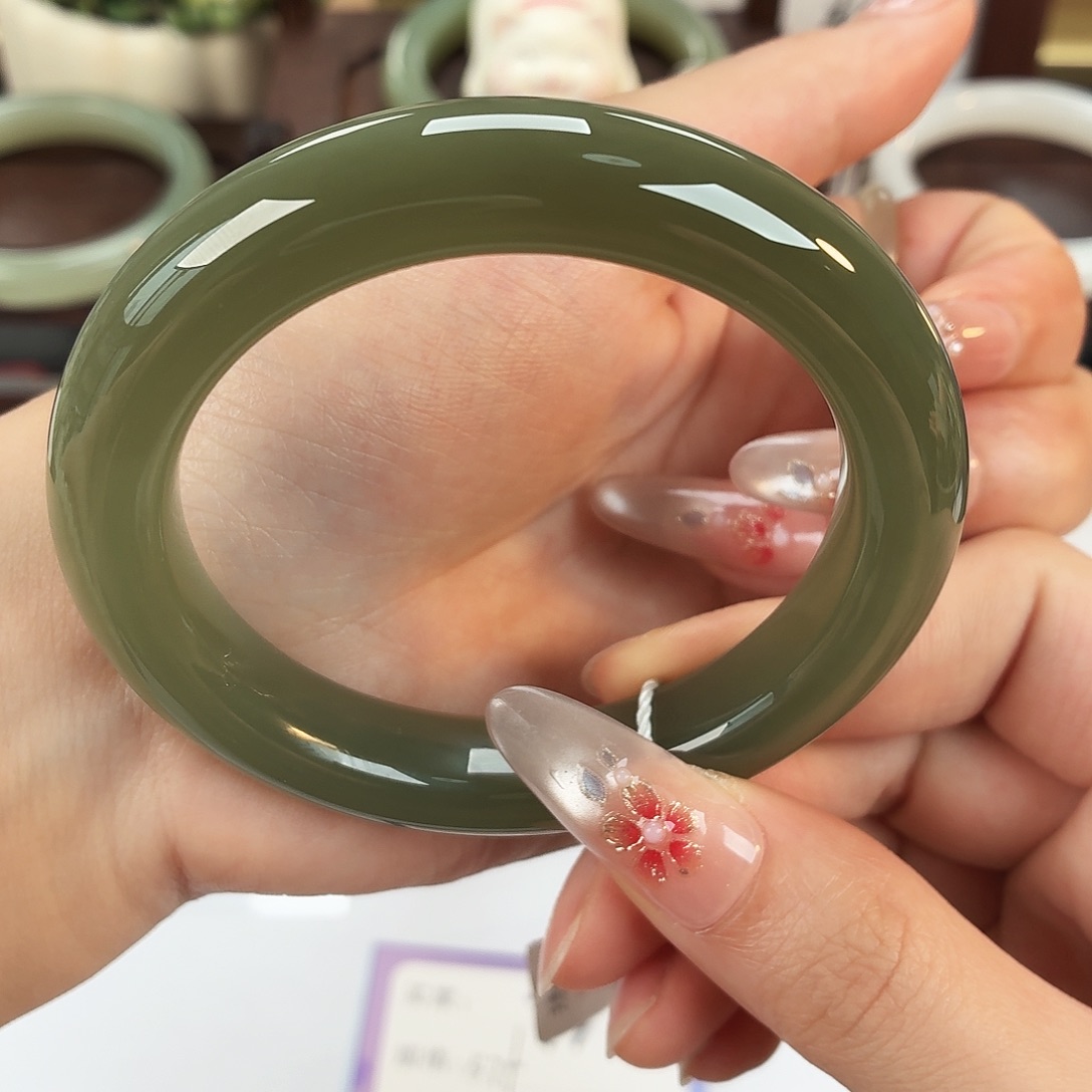 和田玉未镶嵌手镯